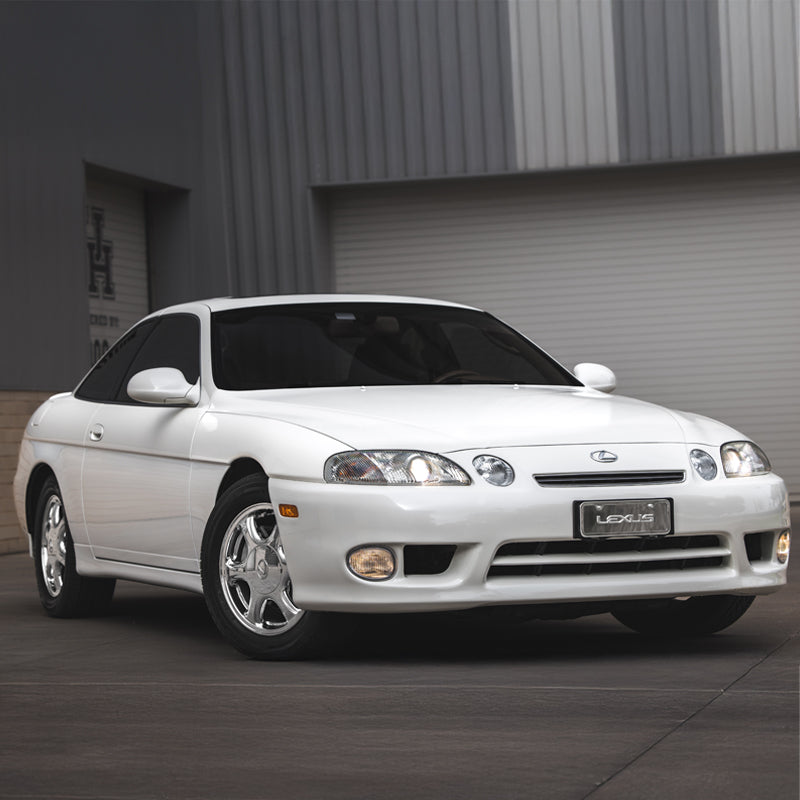 Gloss Pearl White Vinyl Car Wrap with smooth, high-gloss finish and subtle pearlescent shimmer, shown partially unrolled for vehicle wrap application.